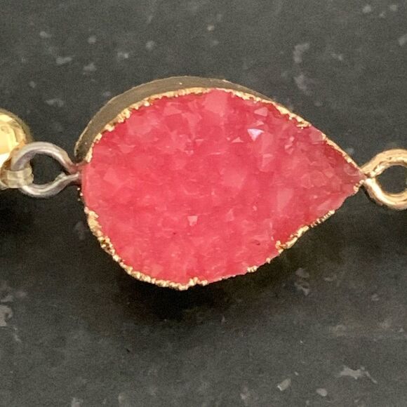 Bold Red Faux Druzy Stone Bracelet with Gold-Tone & Howlite Beads - Stretch New - Picture 5 of 9